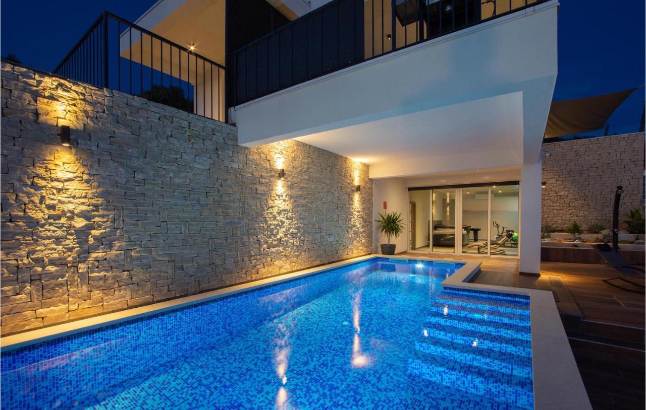 Stunning Home In Okrug Donji With Sauna, Outdoor Swimming Pool And Heated Swimming Pool Okrug Gornji Exterior photo